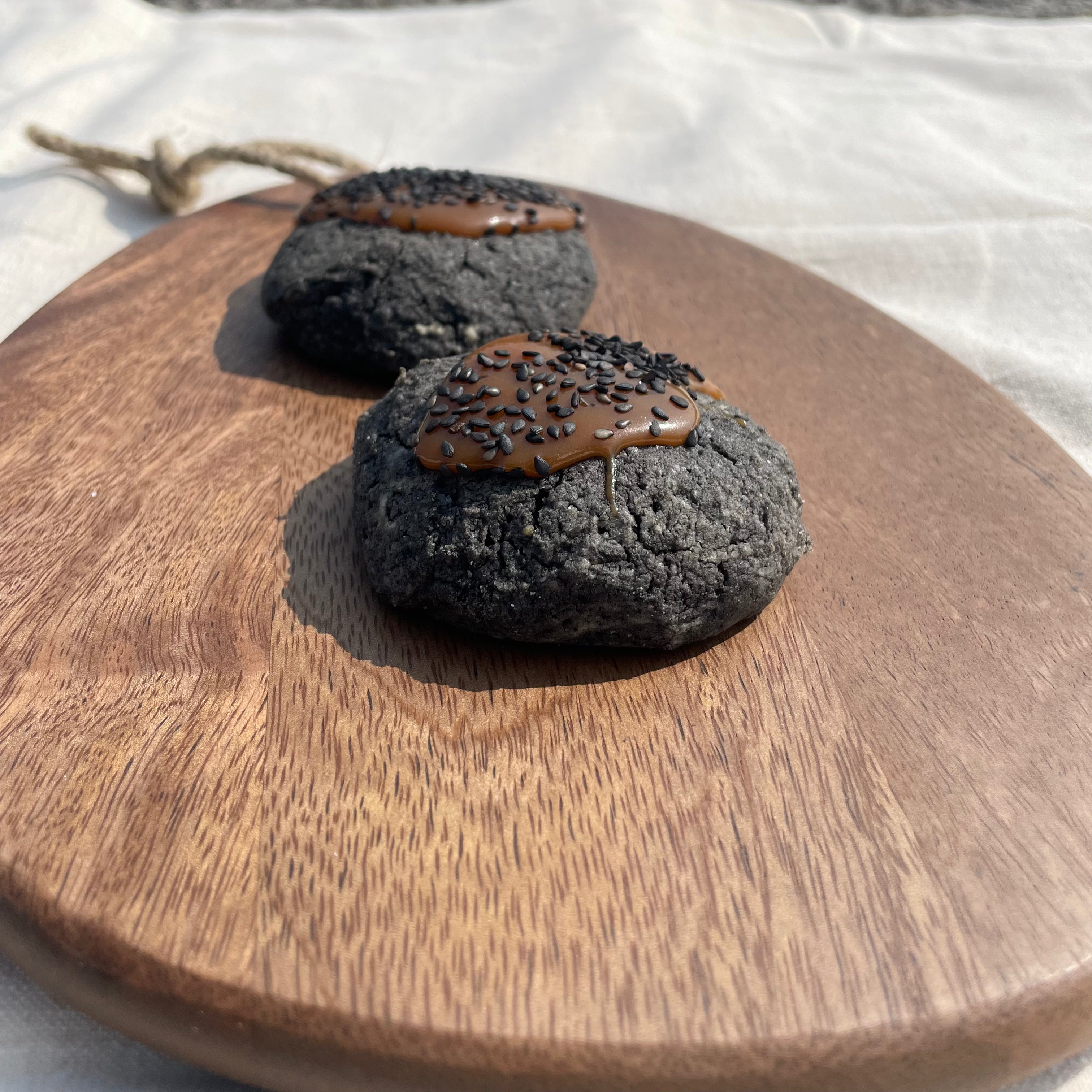 COOKIE SÉSAME NOIR & CARAMEL BEURRE SALÉ - SANS GLUT