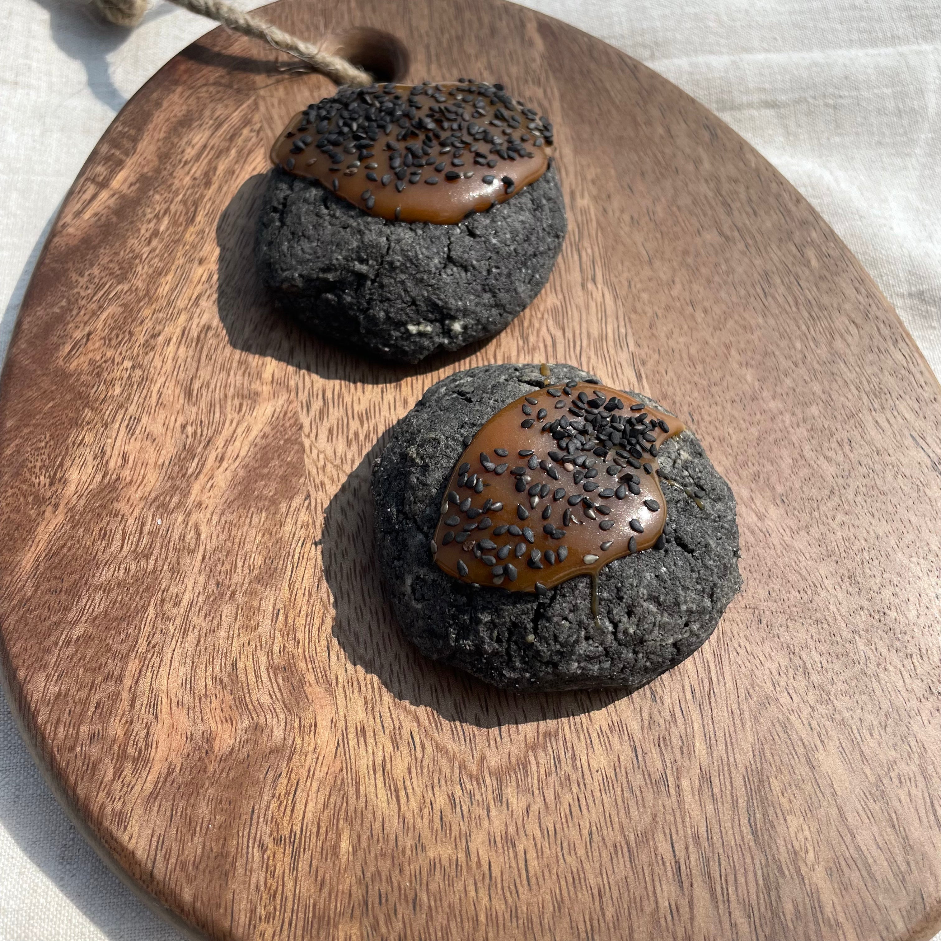 COOKIE SÉSAME NOIR & CARAMEL BEURRE SALÉ - SANS GLUT